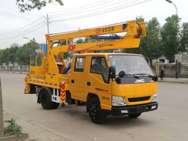 江鈴雙排13.3米上藍(lán)牌高空作業(yè)車(chē)